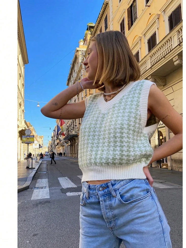 

Fall 2025 New Arrival Versatile V-Neck Chic Casual Contrast-Color Houndstooth Sweater Vest for Women Everyday Wear
