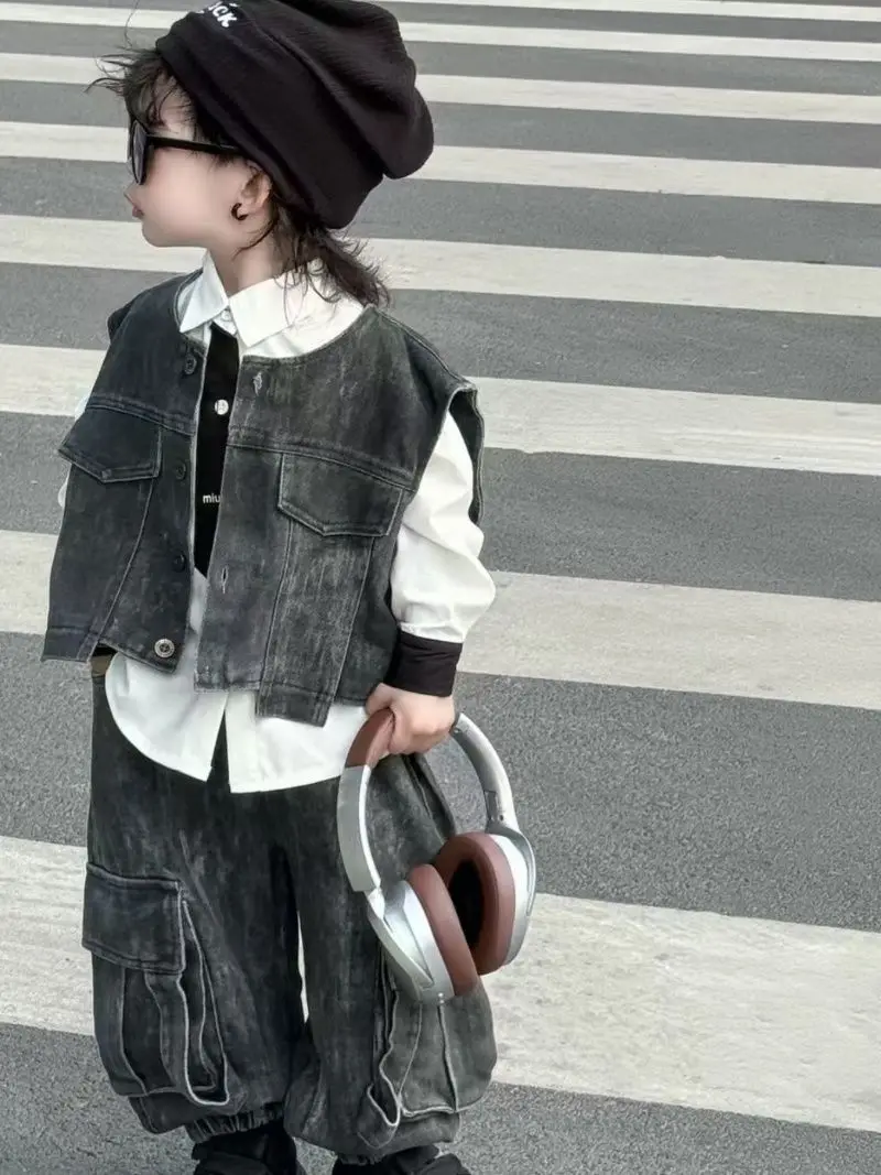 

Комплект из 3 предметов: осенний комплект для мальчика (футболка с надписью + серые джинсовые брюки + джинсовый жилет) – детская одежда для малышей и детей постарше, стильный уличный наряд для юного джентльмена.