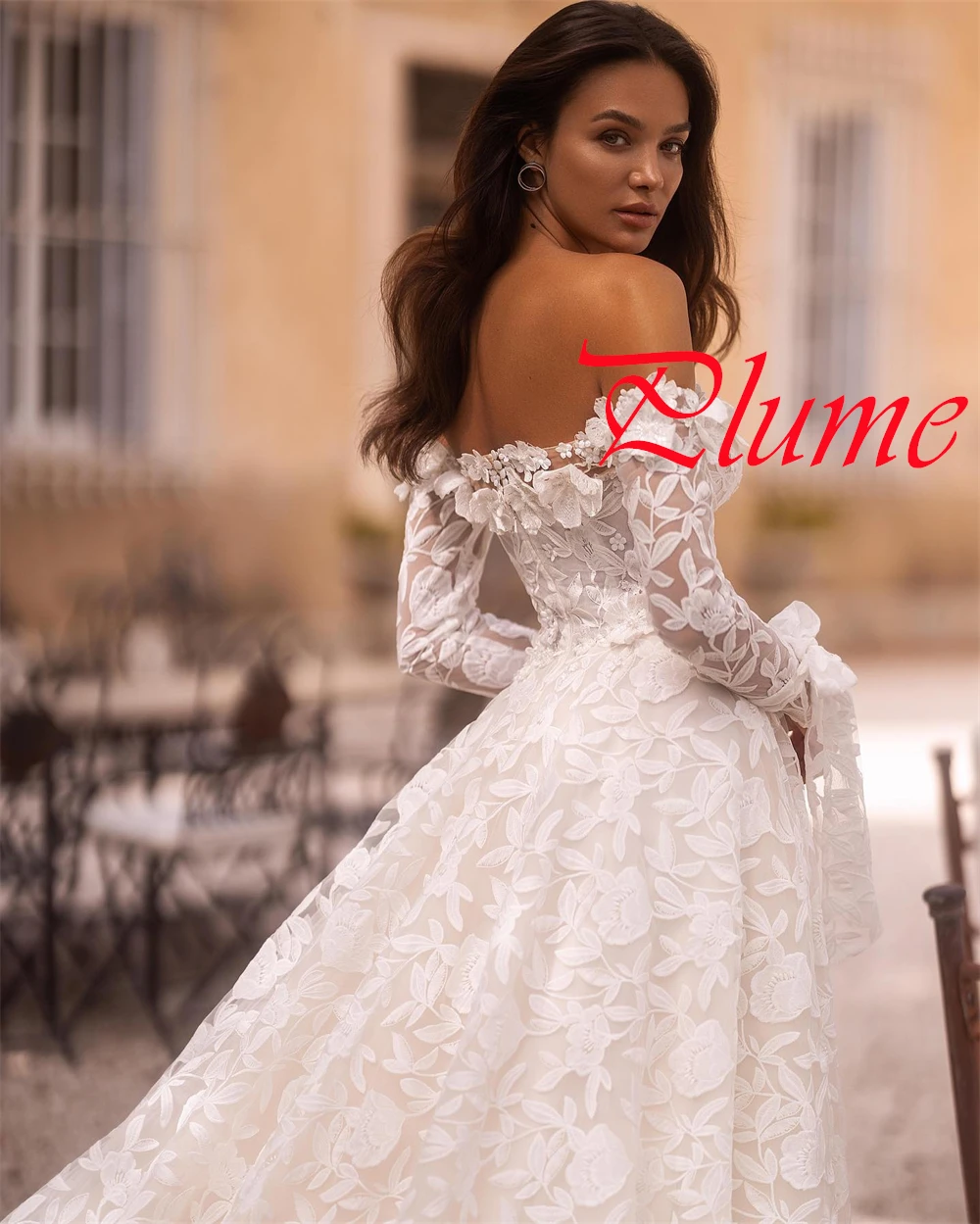 

Customized Exquisite White Tulle Bridal Gowns Simple Strapless Long Sleeves Wedding Dress Chapel Train Zipper Back Dress