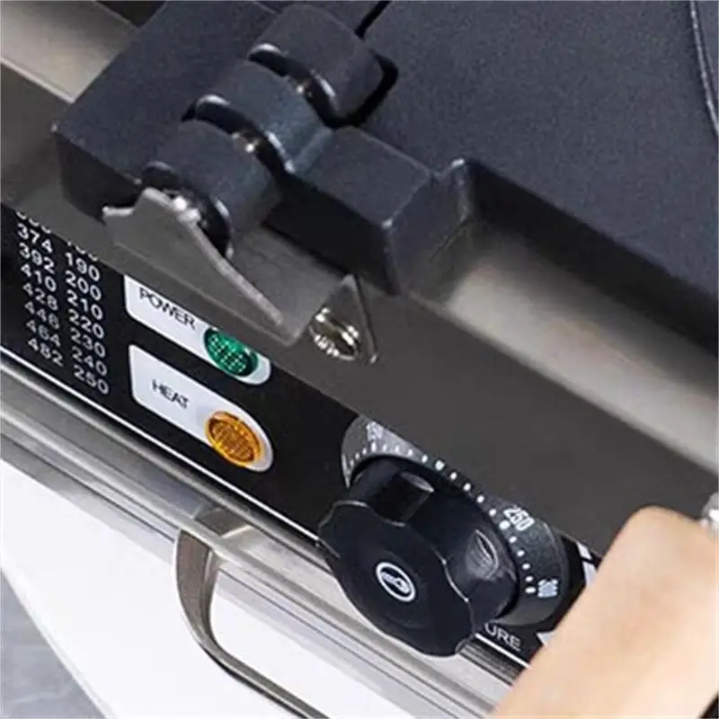Commercial Gas Type Shoe Shaped Waffle Making Machine 4pcs Three-dimensional Shoes Waffle Baker Maker Kitchen Snack Equipment