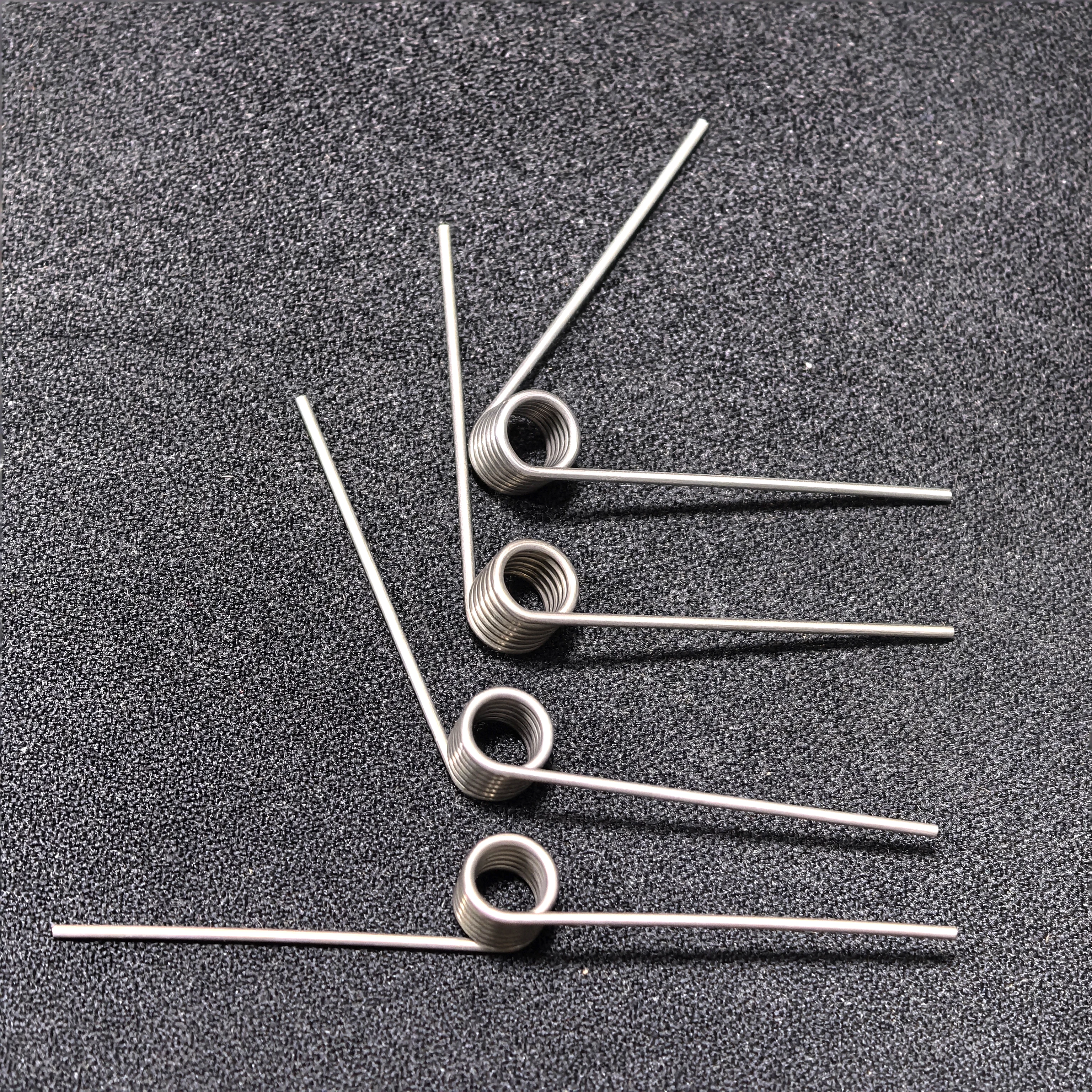 0,7 mm Drahtdurchmesser Präzisions-Torsionsfeder Hochfeste V-förmige Feder kann individuell angepasst werden 60 ° /90 ° /120 ° /180 ° – Detail 4