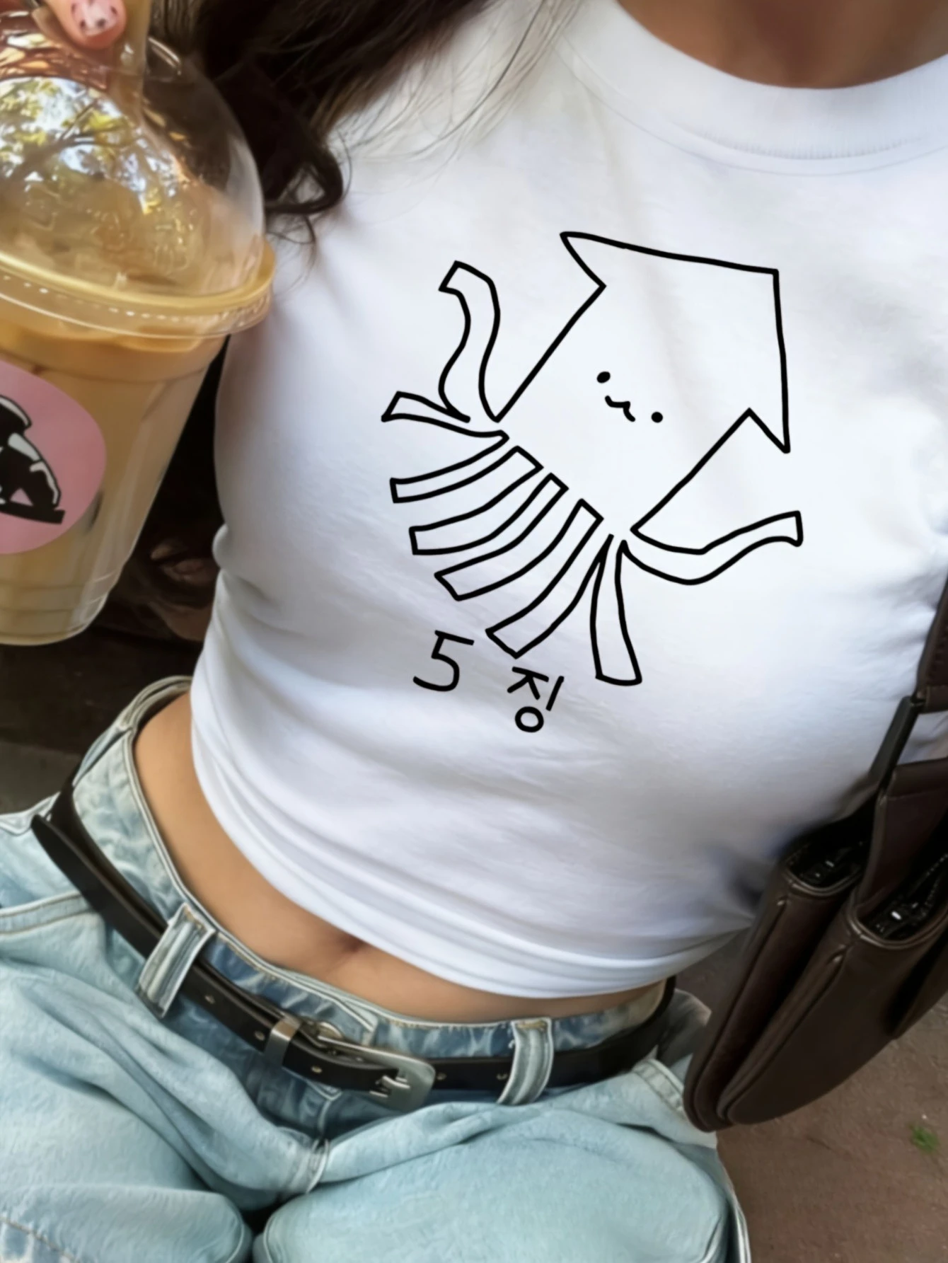 Creatively Designed Features Hand-Drawn Cute Squid and A Korean '5정' Print It Is A Cropped Sleeve with A White Back Ground
