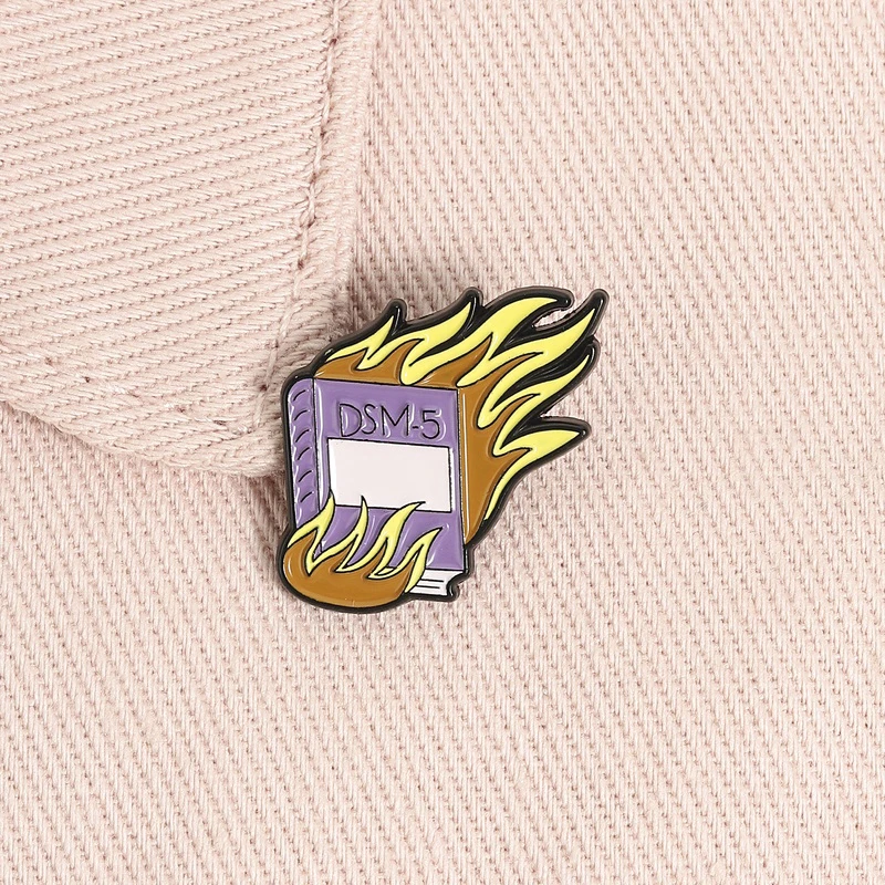 Pin de esmalte de libro en llamas, broche rebelde de salud mental, insignia de solapa de libro morado con llama, regalo de joyería para amigos