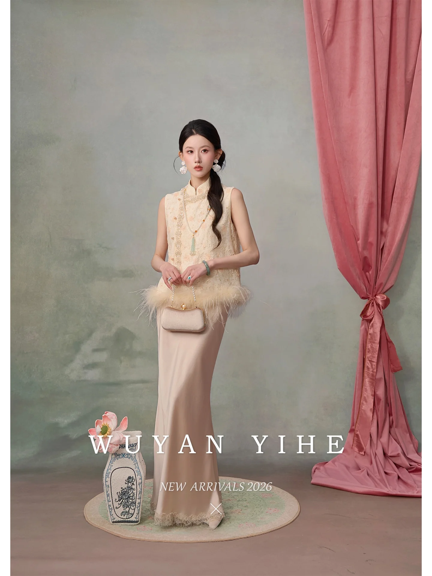 

Новый комплект в китайском стиле: романтический топ из хлопкового кружева с вышивкой и бисером, ацетатная юбка-полусолнце. Модный летний женский наряд.