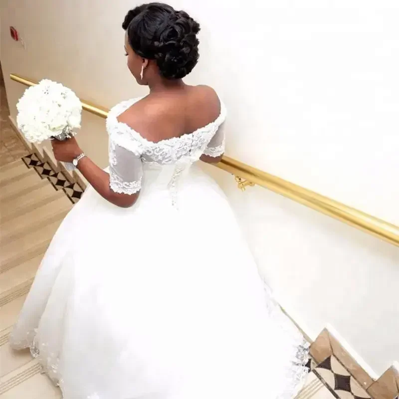 Aangepaste halve mouwen applicaties kristallen baljurk trouwjurk rechter trein Afrikaanse mode off-the-shoulder bruidsjurk