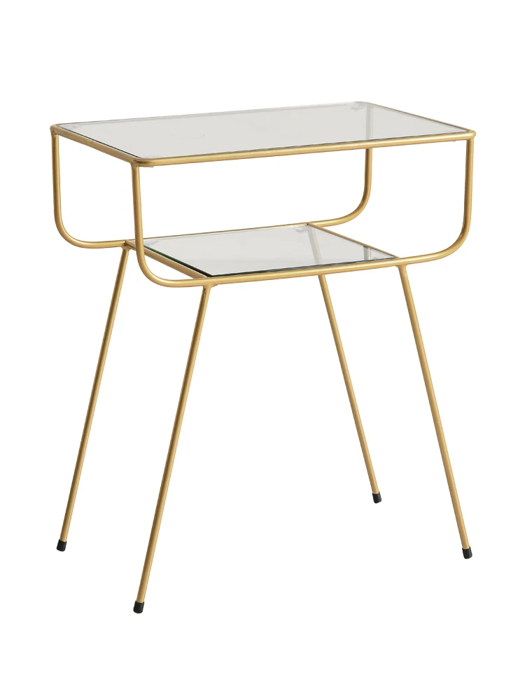 

Светлая роскошная и минималистичная спальня, золотое закаленное стекло, небольшие угловые столики, простая прикроватная тумбочка.