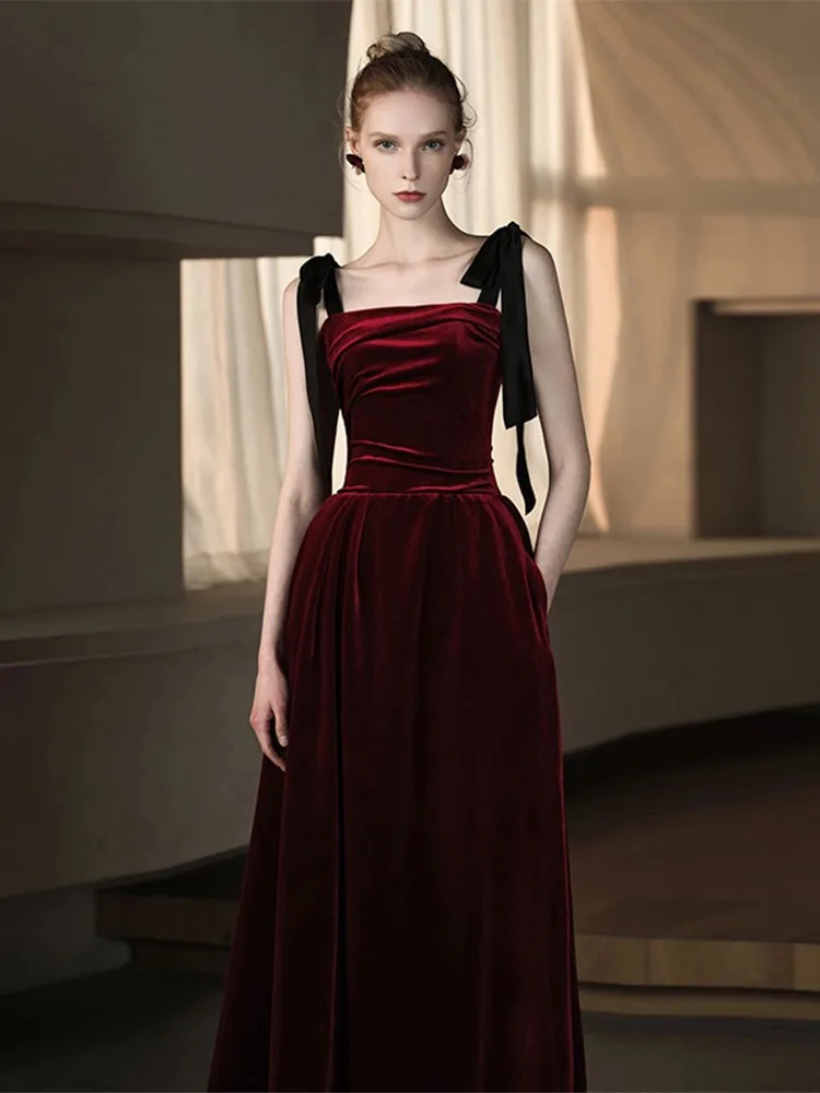 

A strapless toasting wine red velvet dress with a banquets feel a fashionable dress for people
