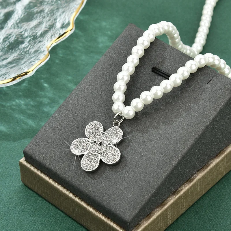 

2025 Black daisies, colorful beaded women's necklace, women's collarbone necklace