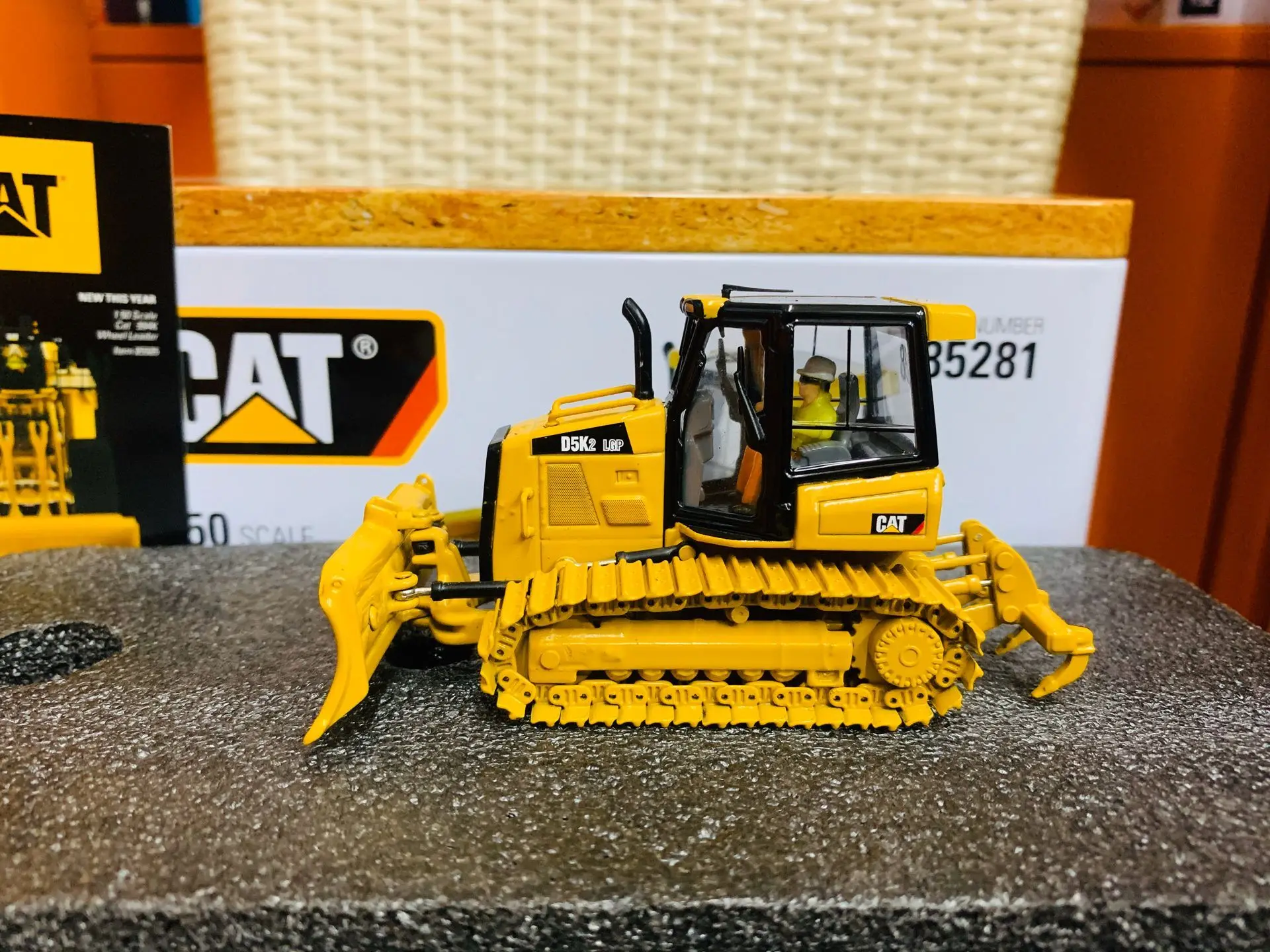 D5K2 LGP Track-Type Tractor 1/50 Scale By DieCast Masters Model DM85281 New Box