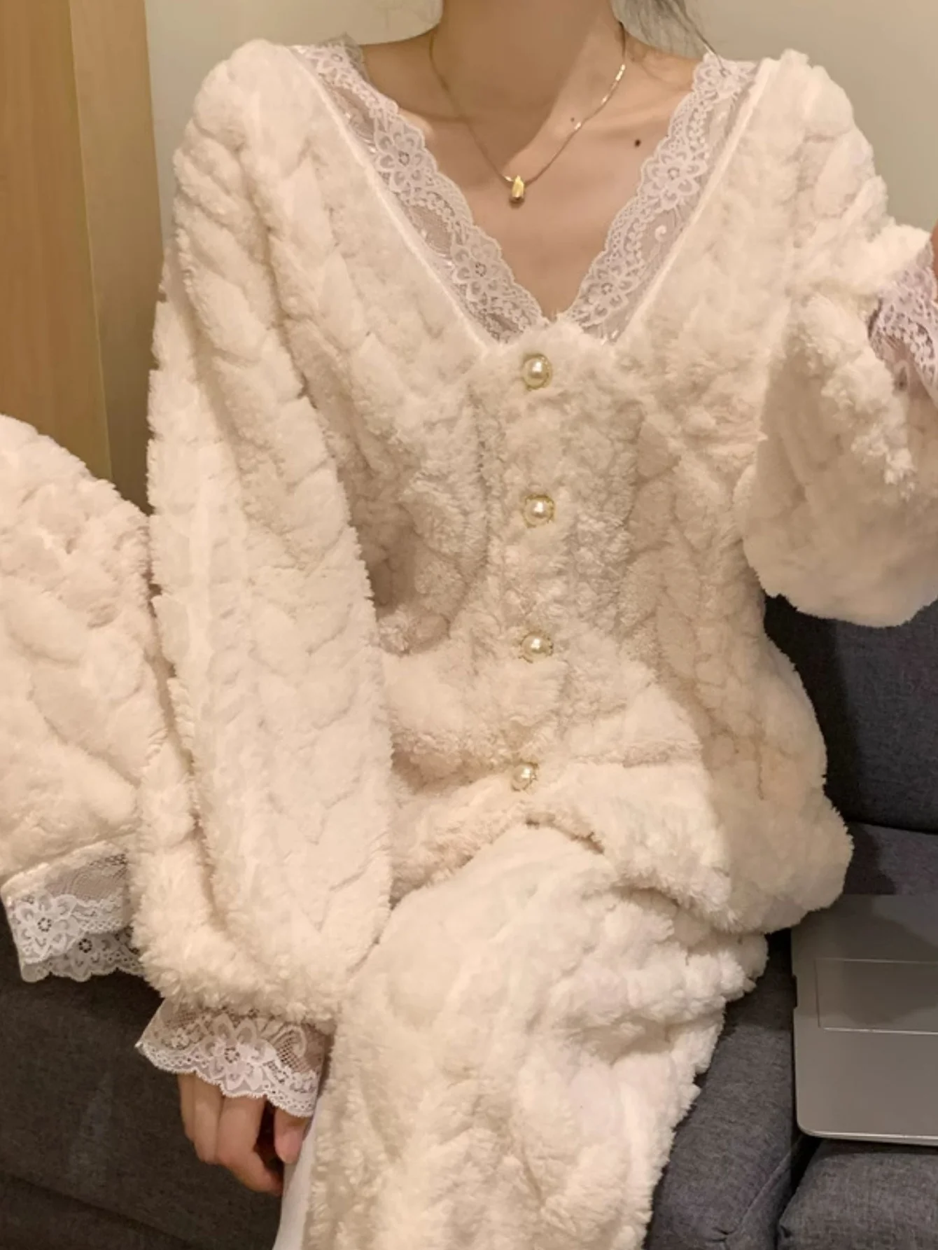 

Уютный женский пижамный комплект из кораллового флиса, кружевная отделка, теплый наряд из двух предметов для дома и улицы.