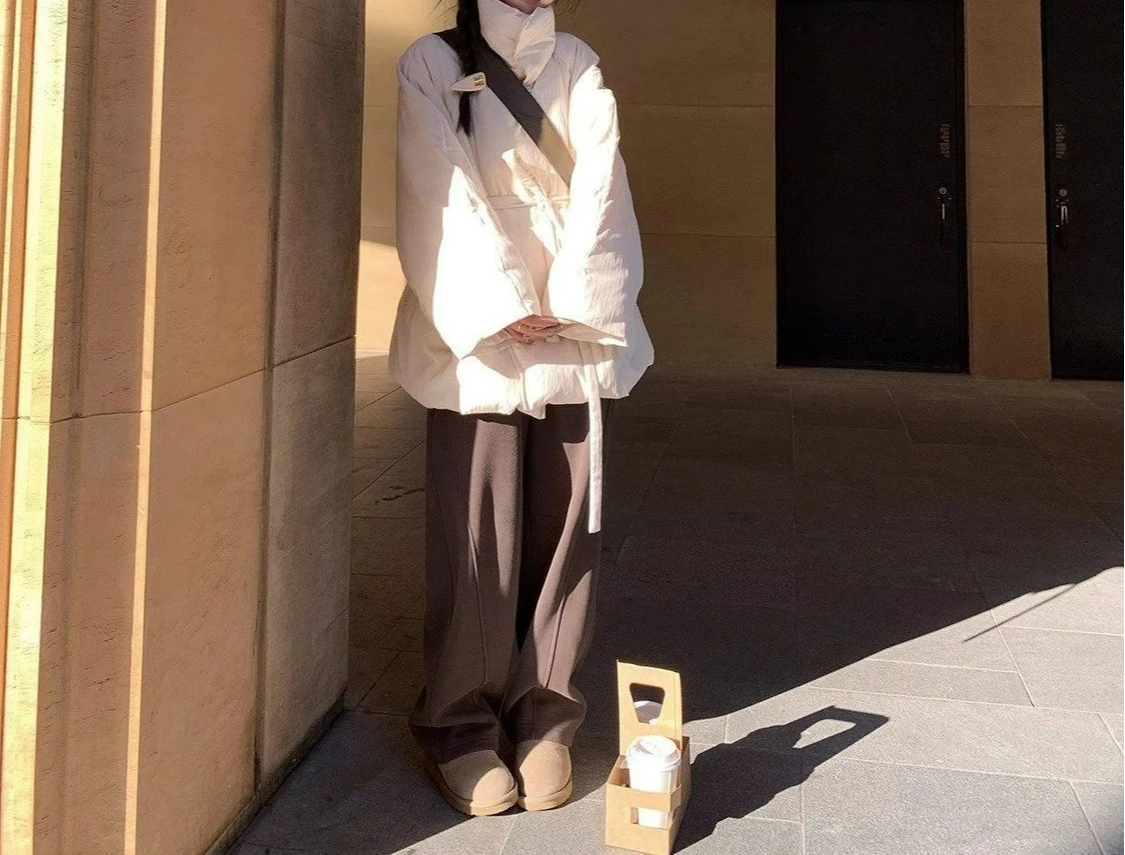 เสื้อแจ็คเก็ตผ้าฝ้ายแบบผูกเชือก ดีไซน์ใหม่สำหรับฤดูหนาวปี 2025 สำหรับผู้หญิง ทรงหลวม คอตั้ง สไตล์ลำลอง บุหนา อุ่นสบาย