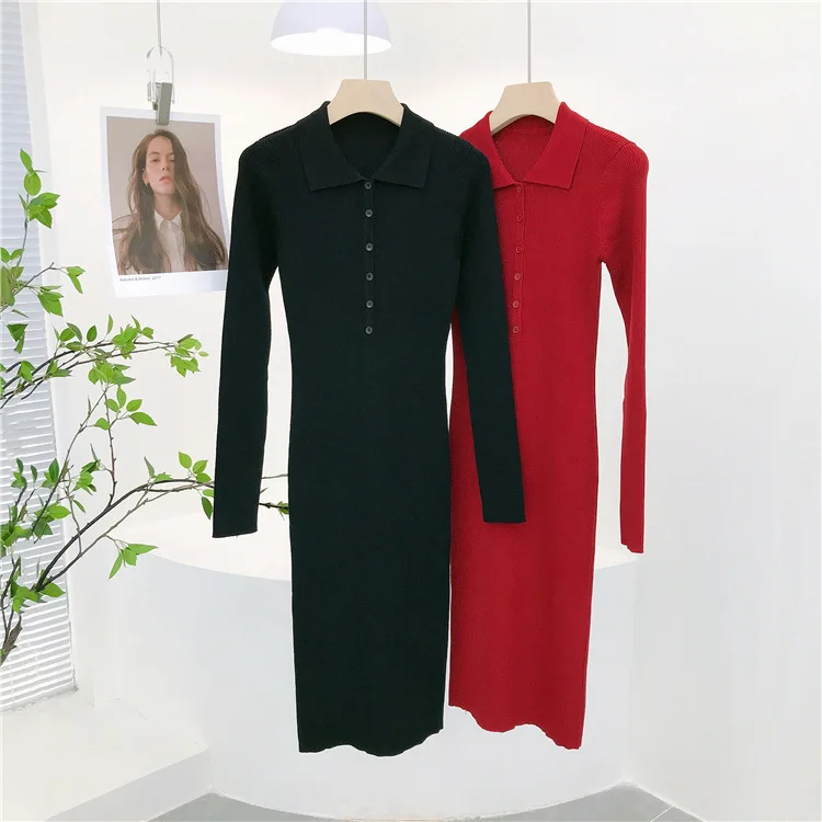 Sukienka w stylu Hong Kong, model 6439, kolekcja Jesień-Zima 2025, z kołnierzykiem, odkrytymi ramionami, dopasowana, podkreślająca figurę.