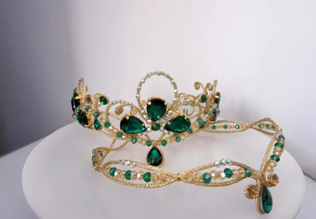 バレエは、バレエのプロのヘッドウェア、パフォーマンスグループ、女性の手作りカスタムソロダンスアクセサリーを製造しています。