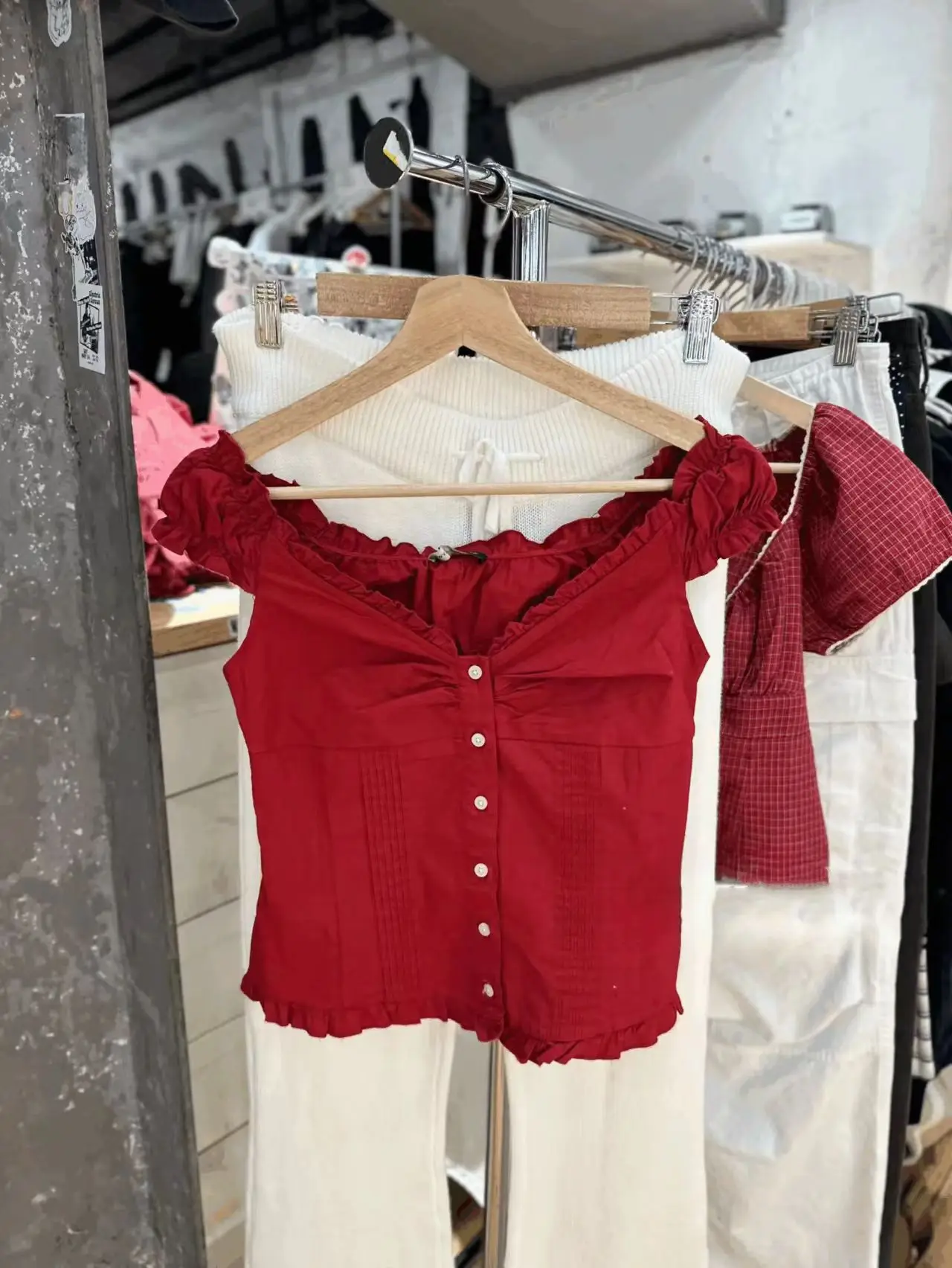 بلوزة نسائية صيفية كاجوال من مزيج القطن بتصميم أمريكي مع كشكشة عند الحافة وياقة على شكل V وأكمام قصيرة وخصر ضيق