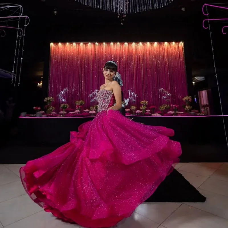 

Блестящие розово-розовые платья Quinceanera по индивидуальному заказу с открытыми плечами, блестящая наклейка, многослойное платье с длинным хвостом, Vestido 15, Quinceanera