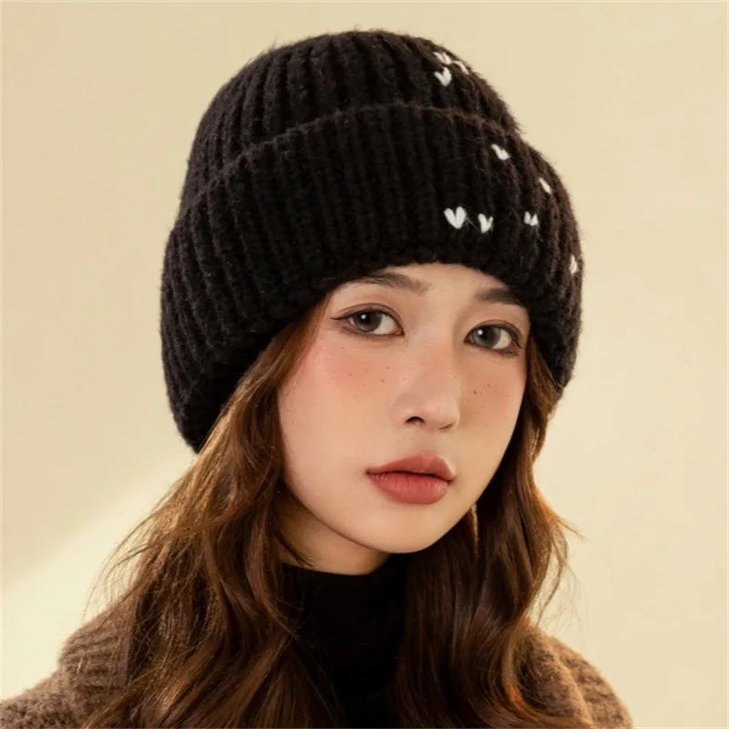 New autumn/winter Korean-style women's small heart hat. Sweet solid color knitted. Warm and thickened cold-proof hat.