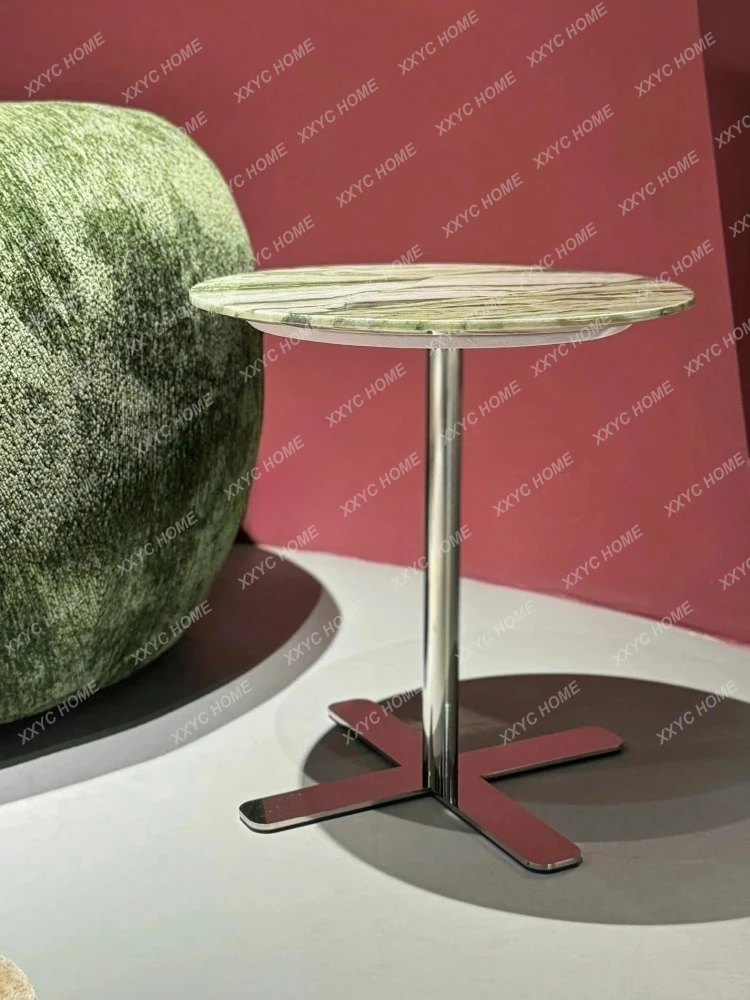 

Легкий роскошный край из натурального мрамора, несколько роскошных каменных минималистичных углов, несколько зеркал.