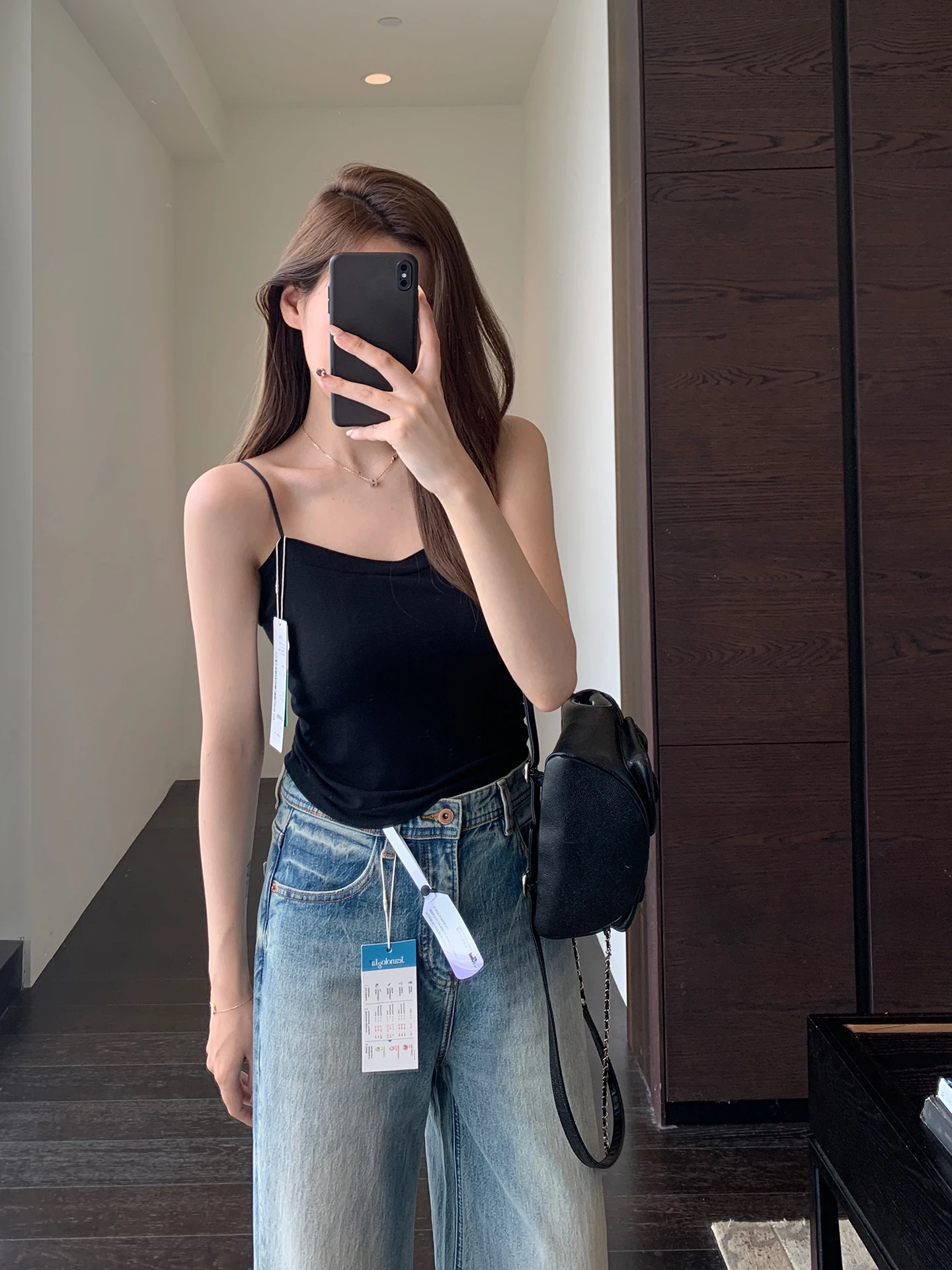 

Черный женский жилет нового фасона, универсальный (для ношения как нижнее, так и верхнее белье), на все четыре сезона, с нагрудными вкладышами, из модала, высокоэластичный, укороченный.