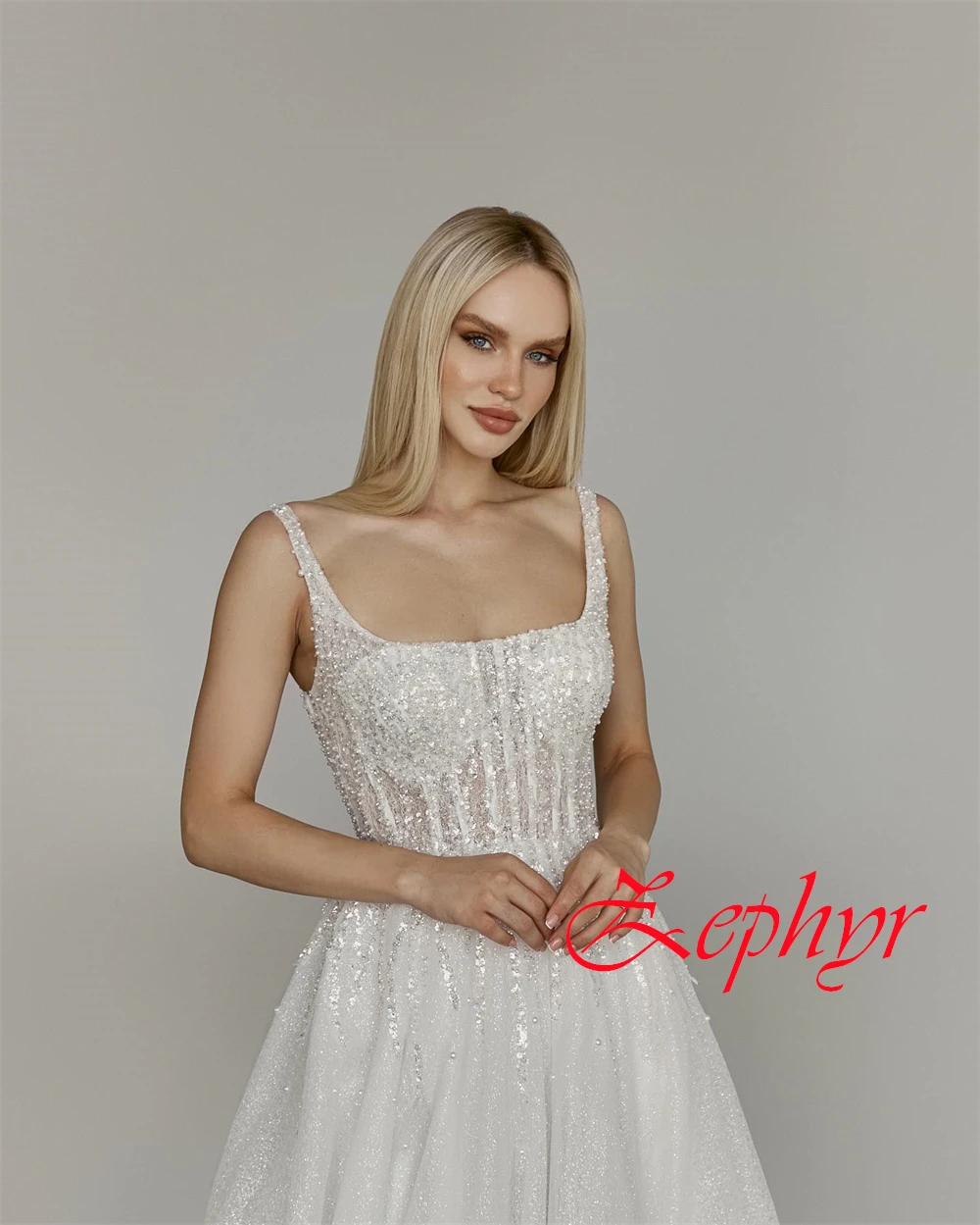 Maßgeschneidertes, hochwertiges weißes Organza-Hochzeitskleid, sexy, quadratischer Kragen, Spaghettiträger, ärmellos, Kapellenschleppe, Brautkleider