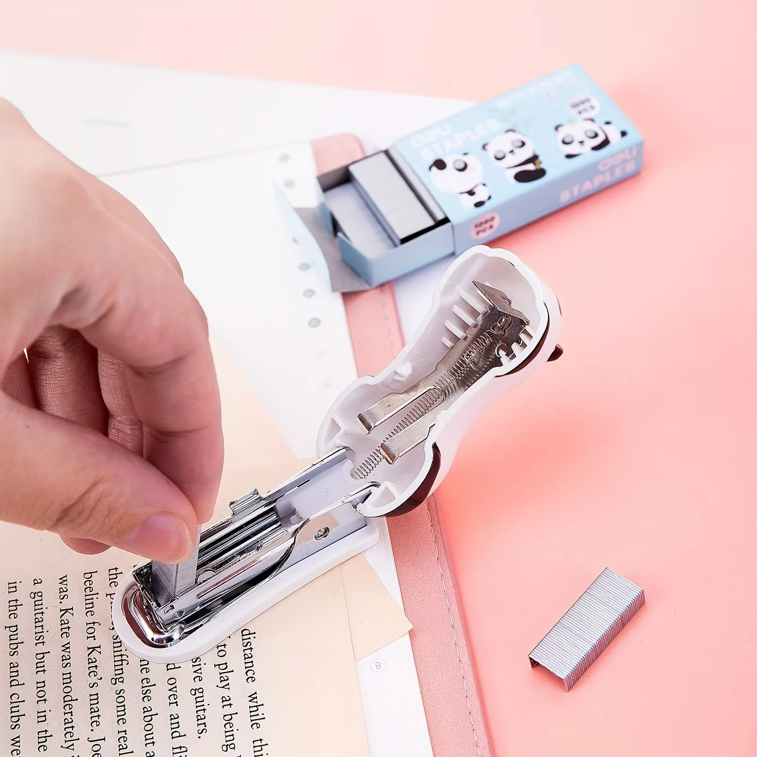 Deli conjunto de mini grampeador de desenhos animados, máquina de grampeamento com 1000 peças, grampos no.10, material de encadernação escolar de escritório, grampeadores manuais fofos