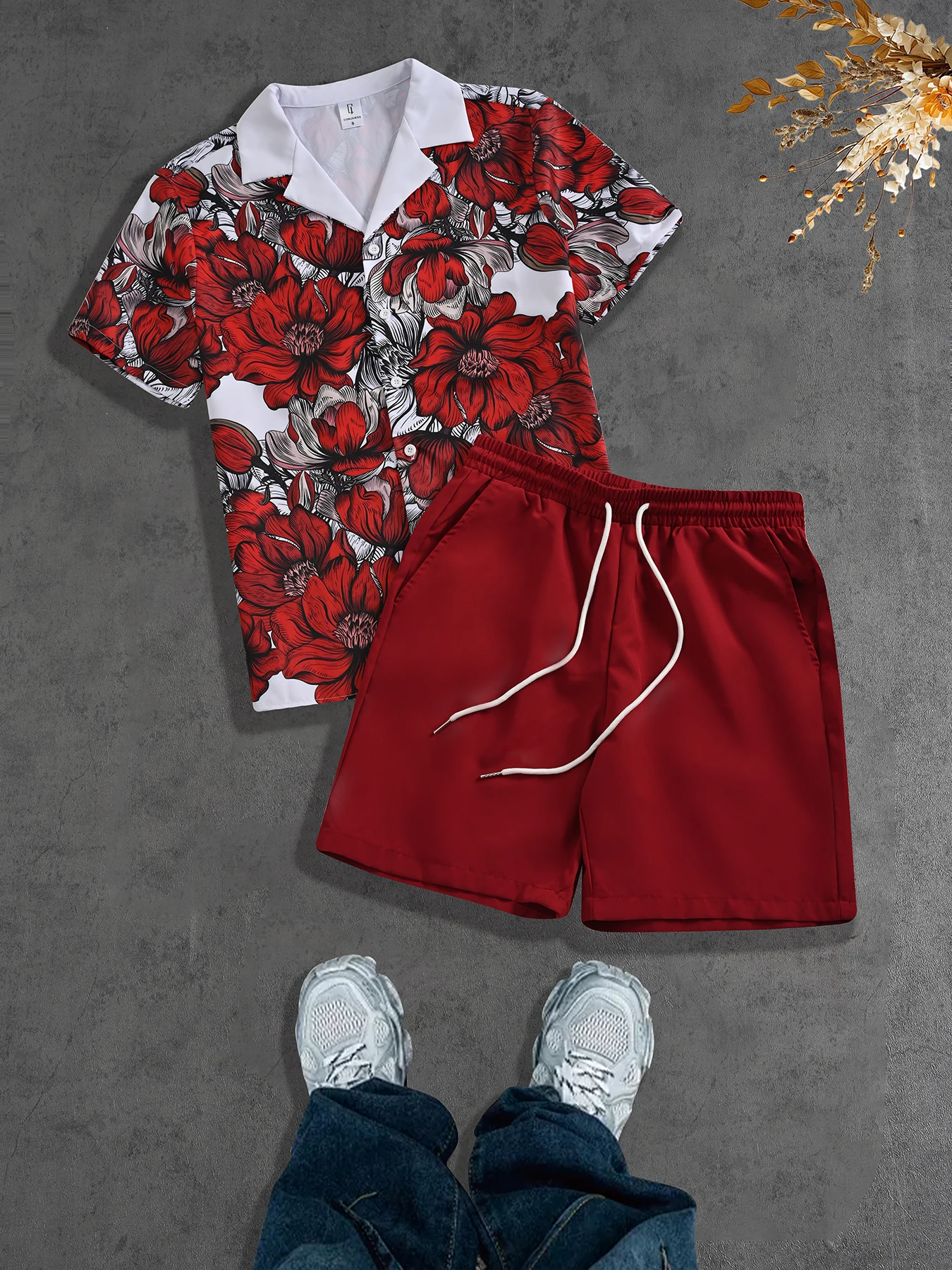Beach Vacation Daily Men's Shorts Set, Floral Print Cuban Collar Two-Piece Set, Short-Sleeved Shirt and Drawstring Shorts, Burgundy Casual Loose Summer Hawaiian Style Outfit