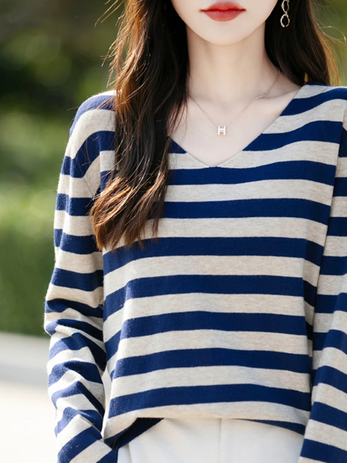 

Свободный комфортный вязаный свитер с V-образным вырезом в полоску, мягкий, базовый, для осени и зимы, новый, классический, универсальный, с вязаной шапкой