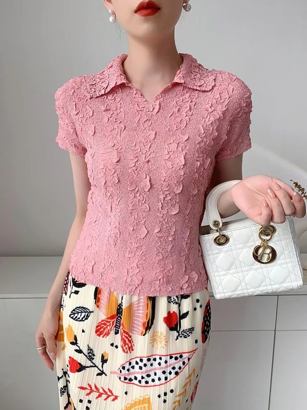 

Модная плиссированная футболка с отложным воротником, утягивающая фигуру, летняя новинка, из полиэфирного волокна, с коротким рукавом, в повседневном стиле, универсальная.