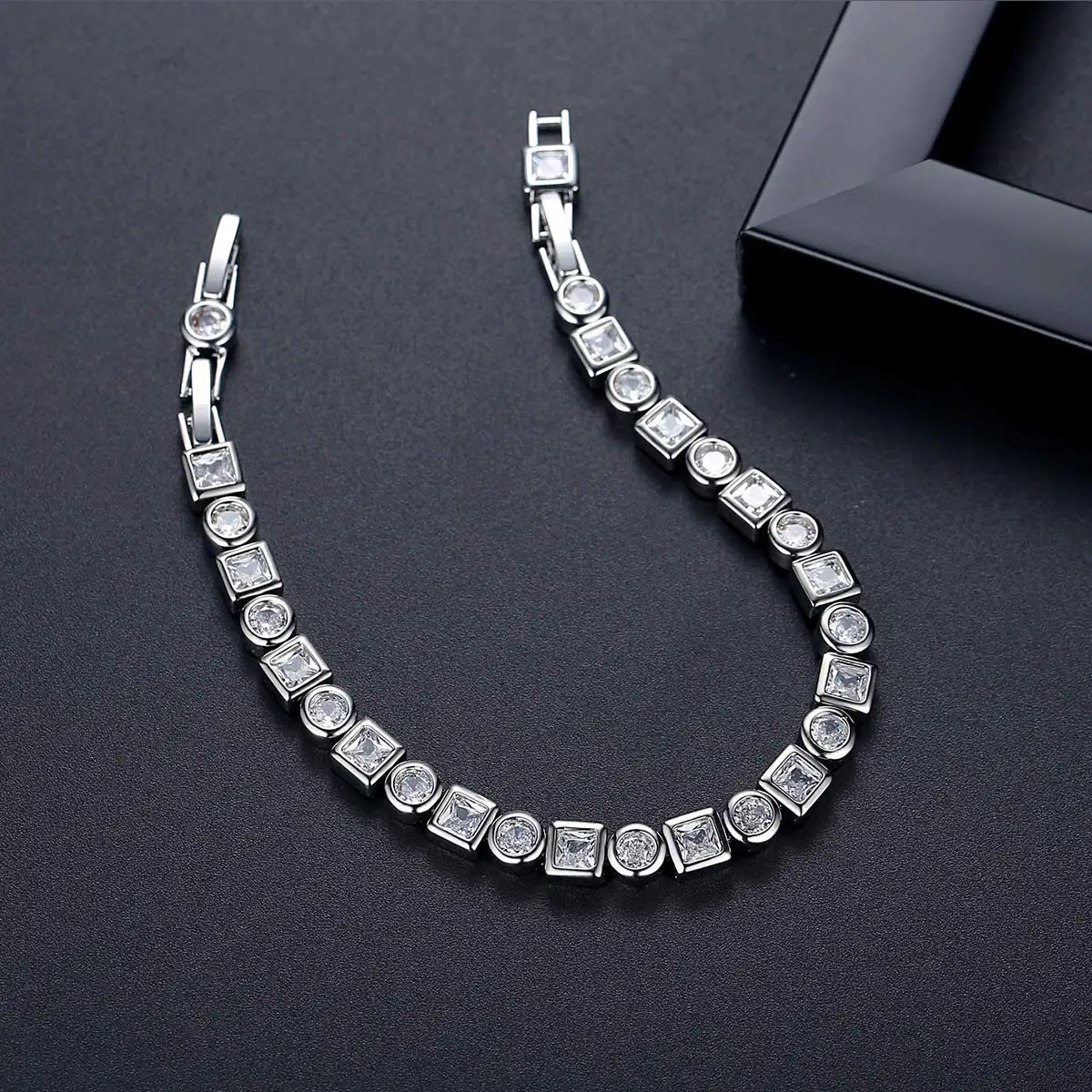 LUOTEEMI Luxury Tennis Bracelets Cubic Zirconia Elegant Iced Out Trendy Chains Crystal Women\'s Jewelry for Party Daily Accessory