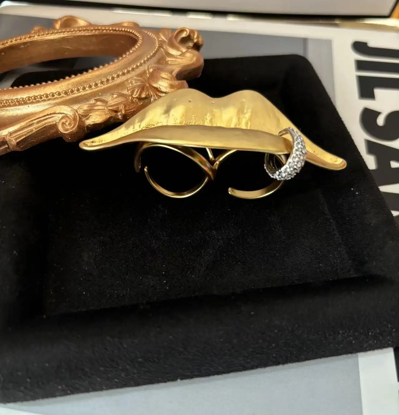 

French retro facial features series, exaggerated big mouth vintage opening ring, fashionable light luxury jewelry for women