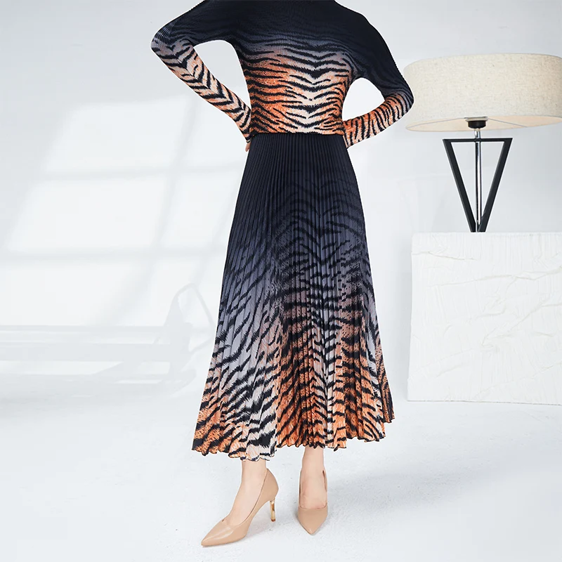 Woma Casual Style New Elastic Top and Long Pleated Skirt Two-Piece Set With Long Sleeve and Leopard Print for Women