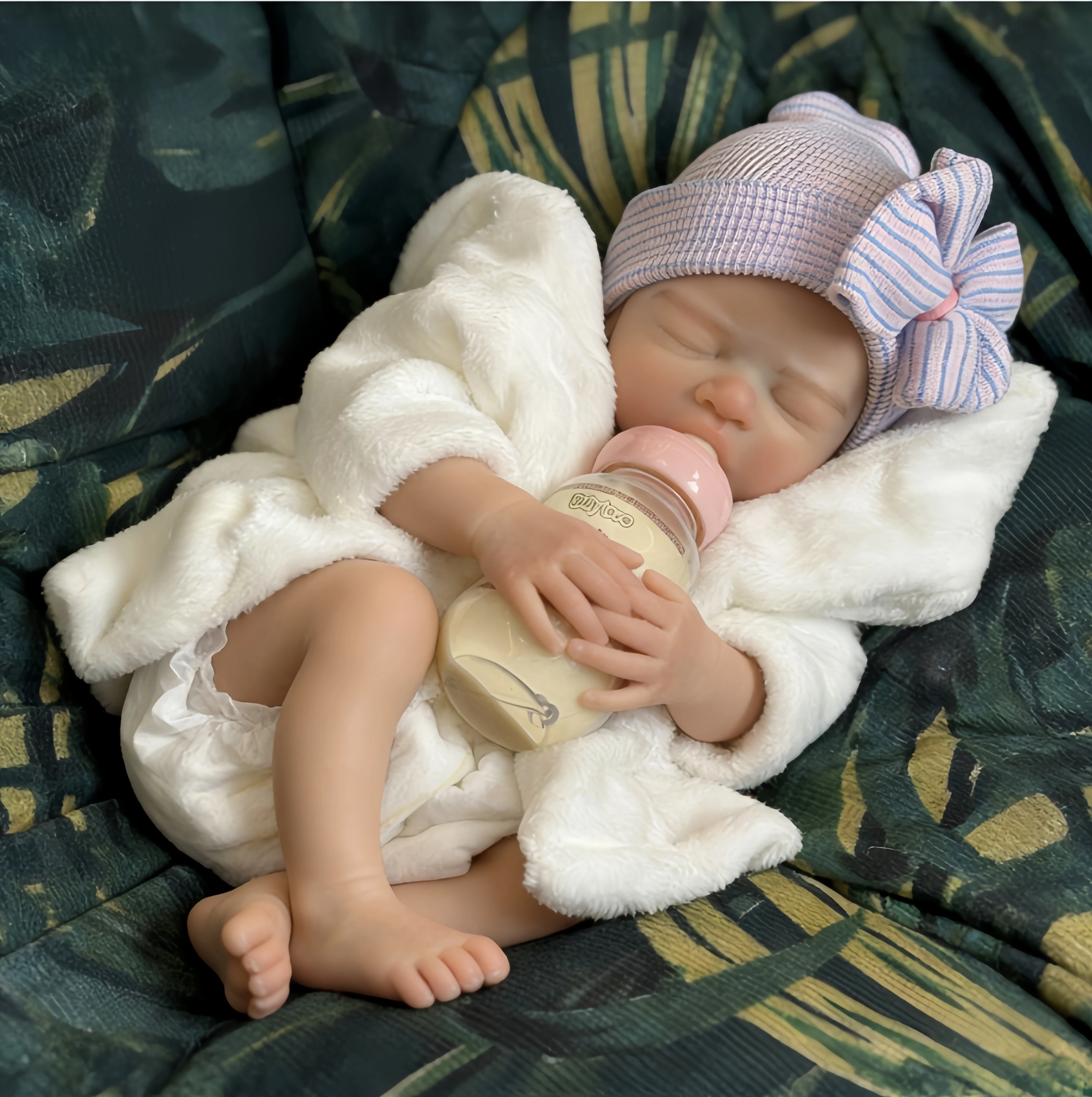 New 16-inch very soft silicone handcrafted lovely reborn baby doll asleep girl can drink, can as a birthday gift for children.