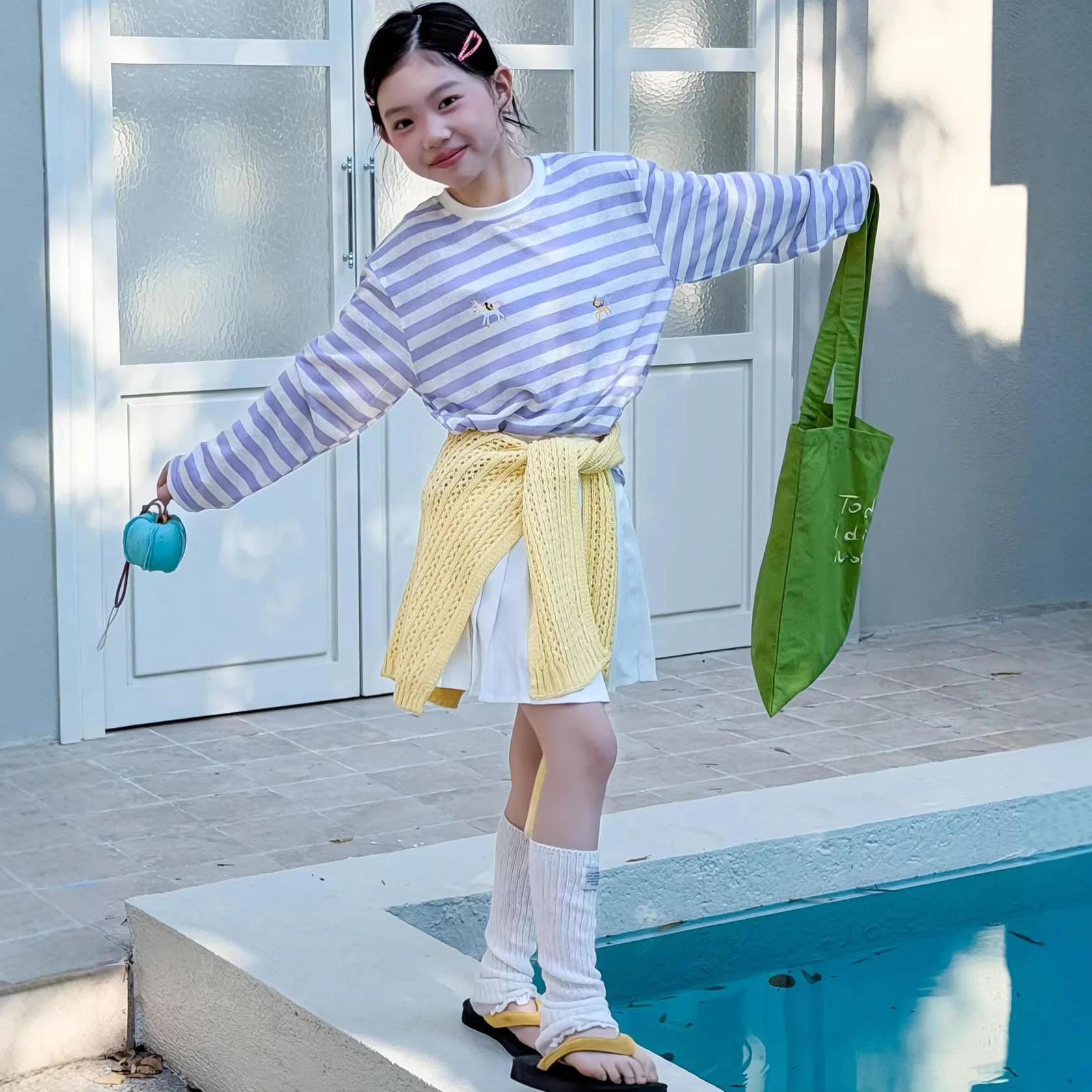 

Весенний комплект одежды для девочек из 2 предметов: хлопковый полосатый базовый топ и белая плиссированная юбка.