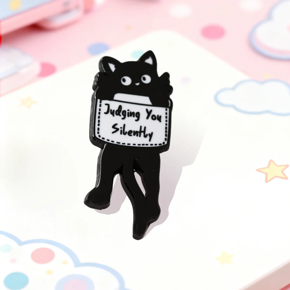 �Ich beurteile dich stillschweigend“ – lustiger Slogan-Abzeichen-Design, schwarze Katze, Brosche, Accessoire für Tierliebhaber, Emaille-Anstecker, schlichter Modeschmuck. – Detail 5