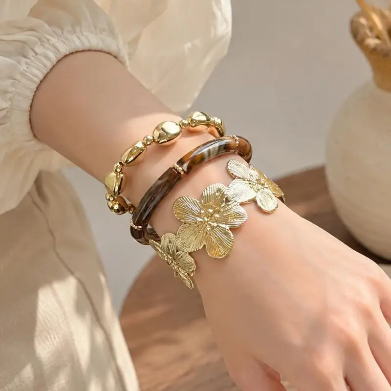 3-teiliges Set Ethnische Goldene Blüten-Harz-Armbänder für Frauen, Legierungsperlen-Design, Modischer Bohemian-Schmuck als Geburtstagsgeschenk für die Freundin – Detail 4