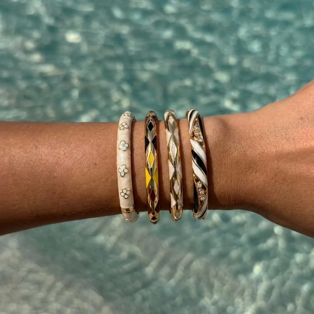 Klassisches Schwarz-Weißes Geometrisches Offenes Armband für Frauen, Ethnischer Stil, Emaille-Blume, Zirkon, Feder-Armreif, Stapelbarer Handgelenkschmuck – Detail 3