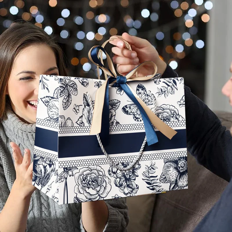 أكياس الهدايا أكياس الهدايا الأزهار الجديدة INS حقيبة حمل الموضة مع حقيبة التعبئة والتغليف الشريط الملابس أكياس التسوق الورقية أكياس الحلوى