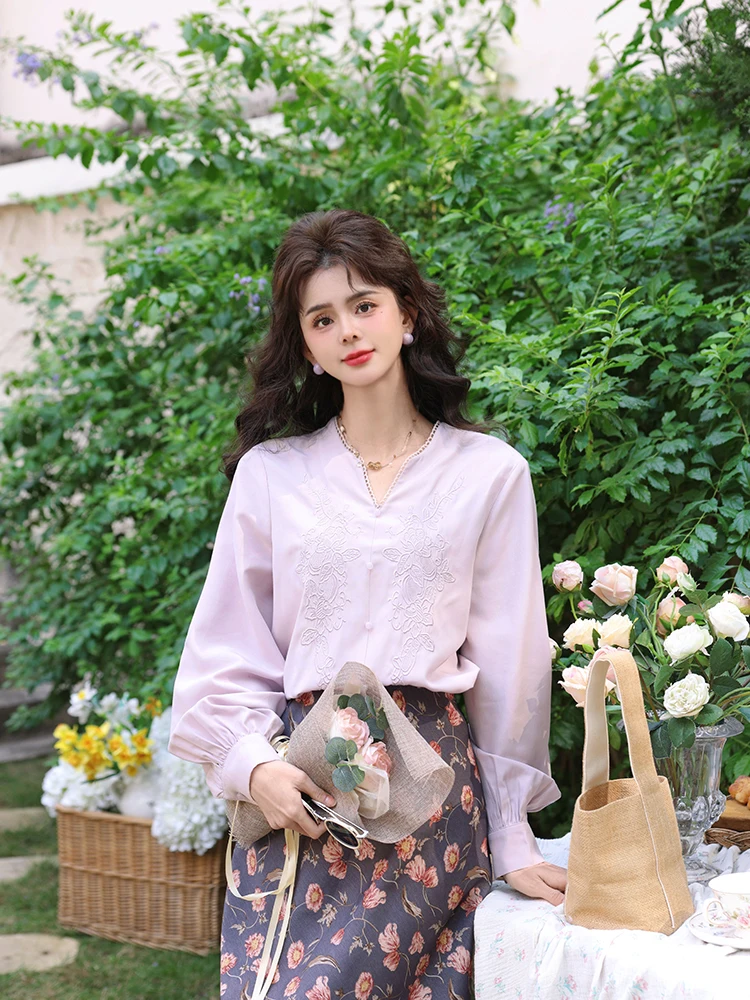 

Chend Long Sve Женский гонконгский винтажный топ с вышивкой irt, новинка 2025, уникальный дизайн с v-образным вырезом и пуговицами