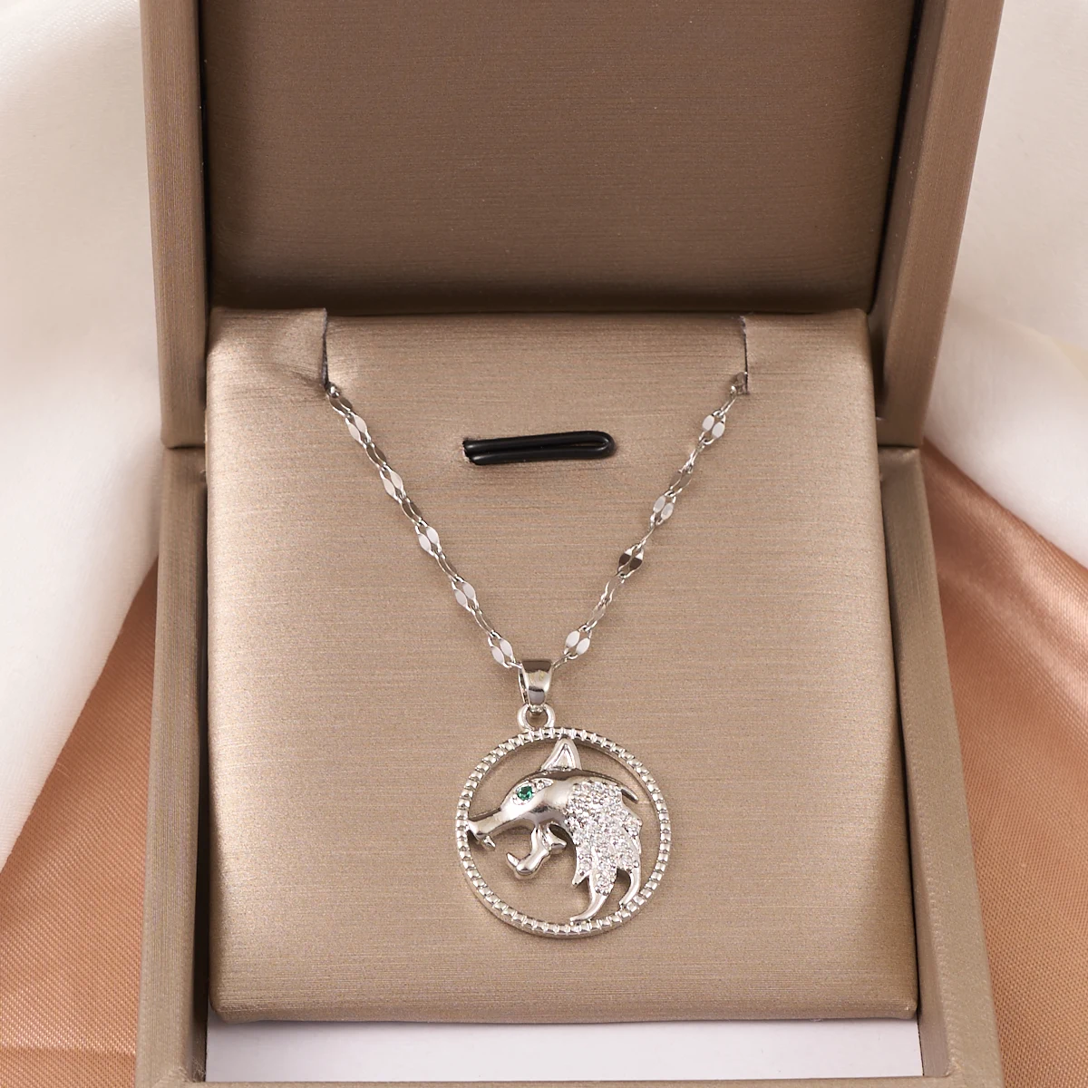 Stylish and Personalized Round Pendant Necklace with Diamonds and Green Eyes, Wolf King's Head, A Perfect Gift for Women