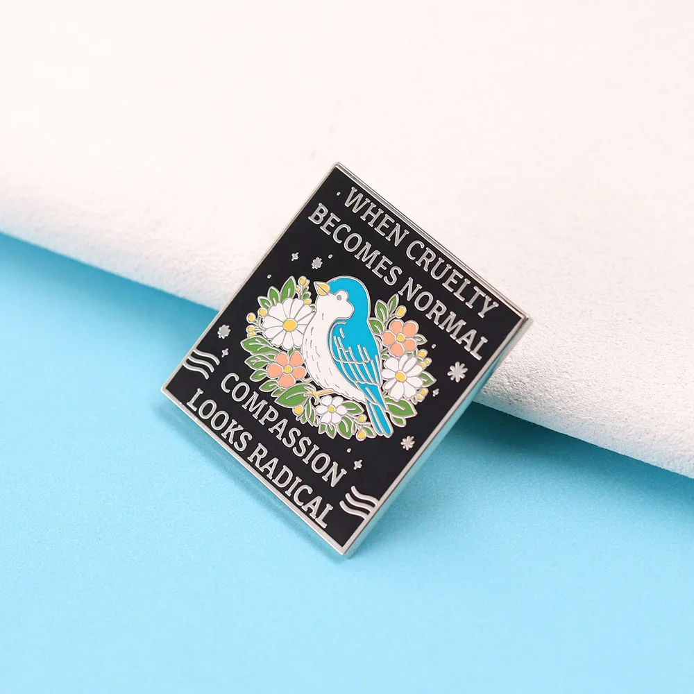Broche en émail avec citation sur la compassion, motif oiseau bleu et floral, badge inspirant pour l'activisme en faveur des droits des animaux, bijou statement, cadeau