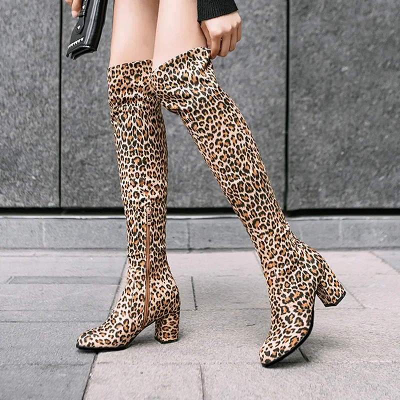 

YQBTDL 2025: зима-осень, пикантные рыцарские сапоги из флока с леопардовым принтом выше колена, женские синие длинные туфли на блочном каблуке для женщин