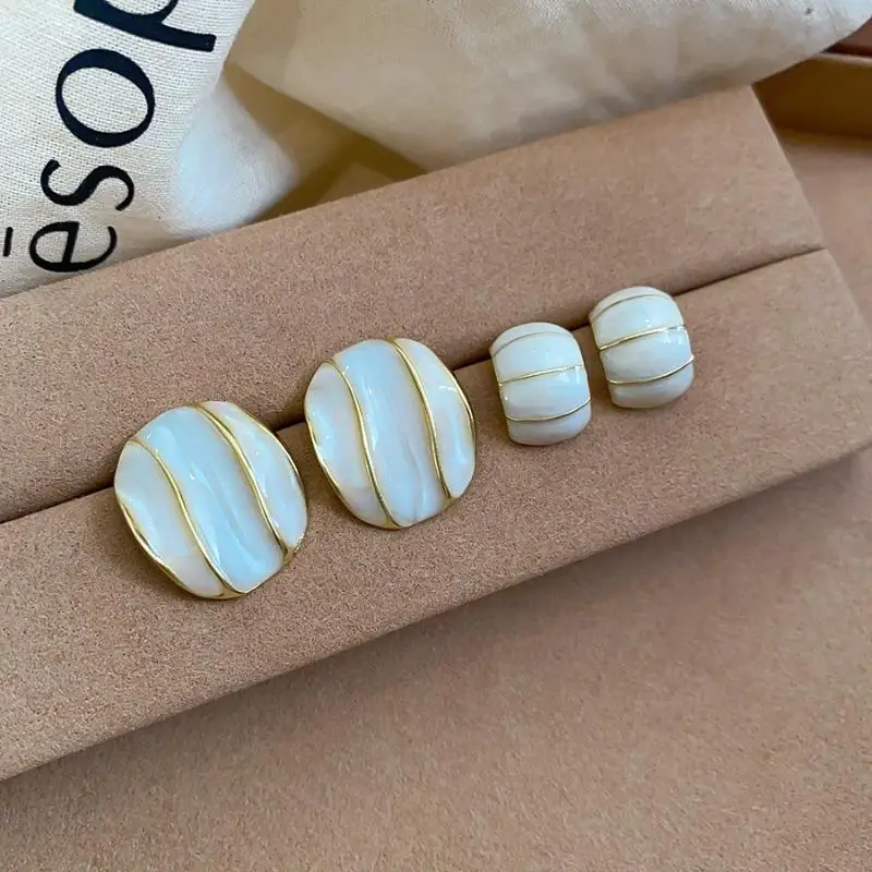 Round Pattern Earrings for Women French Retro Style Simple and Versatile Elegant Jewelry