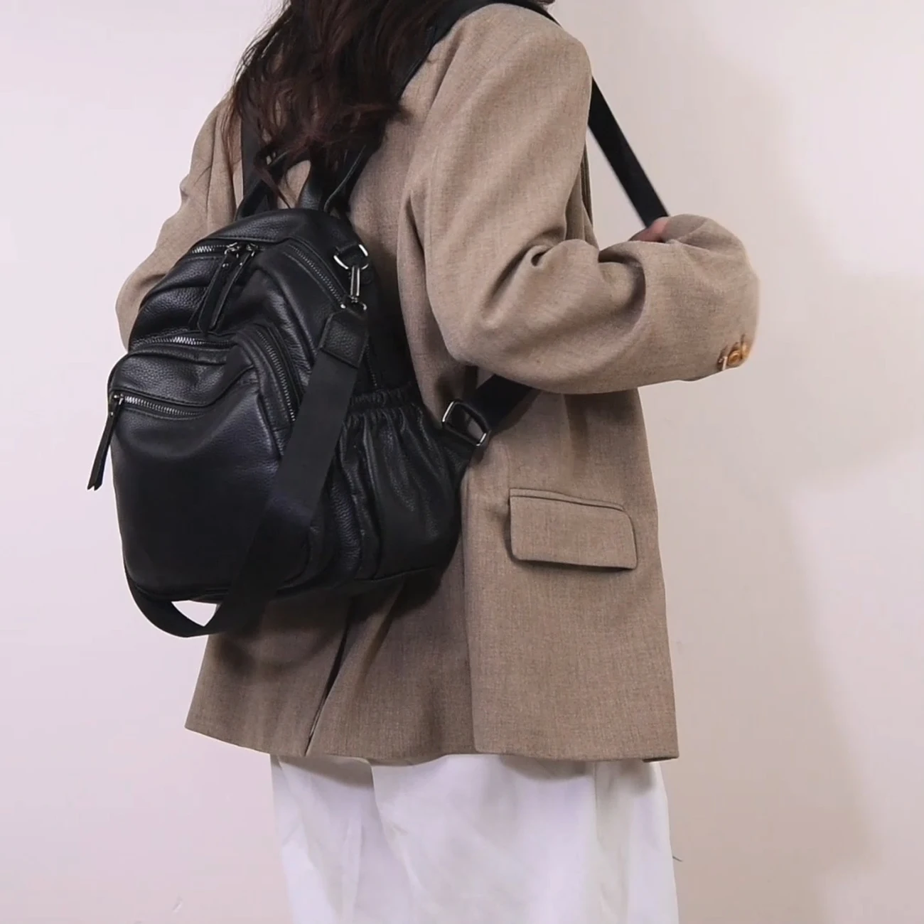

Women's backpack genuine leather Wear-resistant fashion Black minimalist style anti-theft large capacity backpack