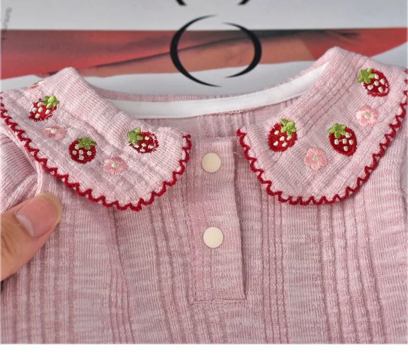 Koreanisches Mädchen-Basisshirt für Frühling und Herbst, langärmelig für junge Mädchen. Stilvolles Kinder-Shirt mit Cartoon-Erdbeer-Motiv. – Detail 13