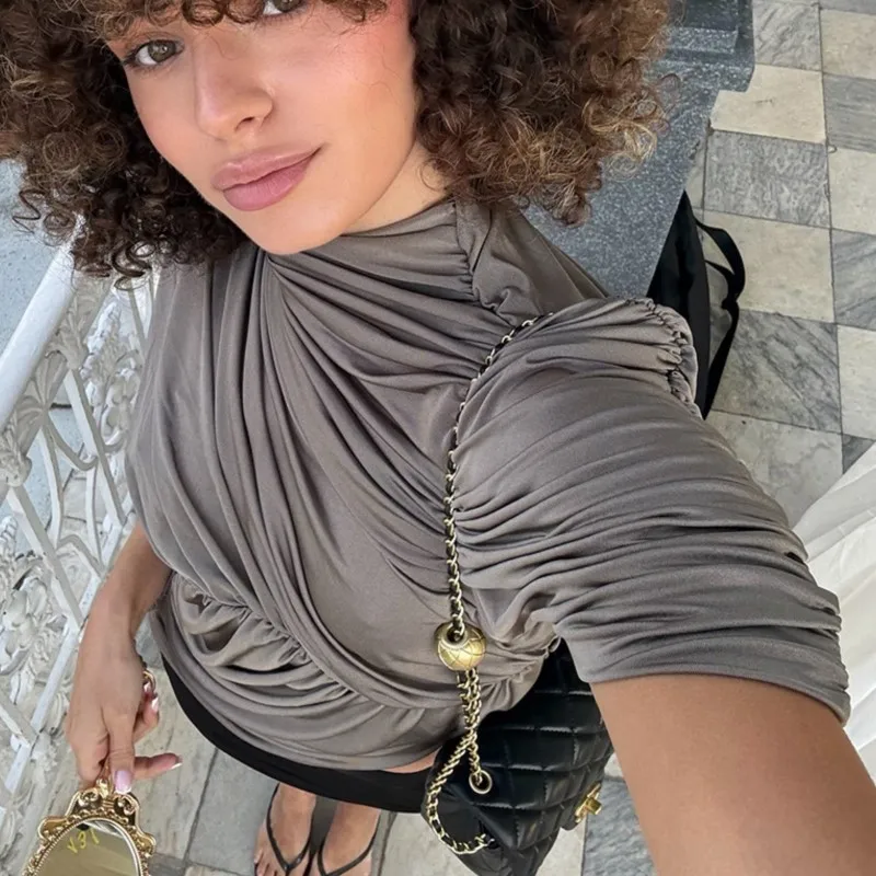 2025 T-shirt ajusté sexy col rond asymétrique haut à manches simples avec détails à volants en dessus de couleur unie été