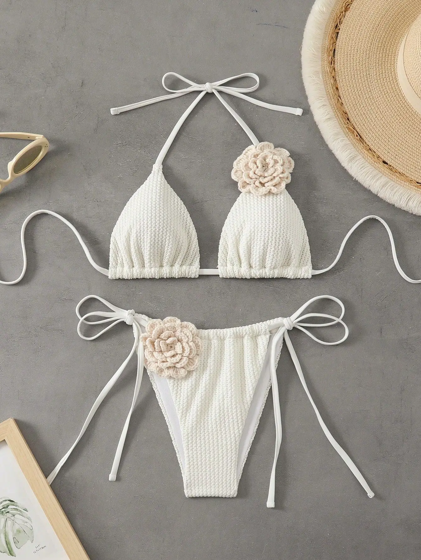 

Однотонный бежевый купальник из двух предметов с 3D цветком, сексуальный купальник с лямкой на шее, бюстгальтер пуш-ап, стринги с завязками по бокам, бикини, пляжный отдых, купальный костюм, купальный костюм 2025