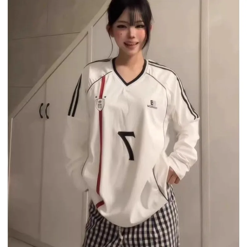 تي شيرت نسائي بأسلوب رياضي أمريكي، فضفاض وعصري لفصل الربيع، بأكمام طويلة وياقة على شكل V، بألوان متباينة وحجم كبير، مناسب للأ...