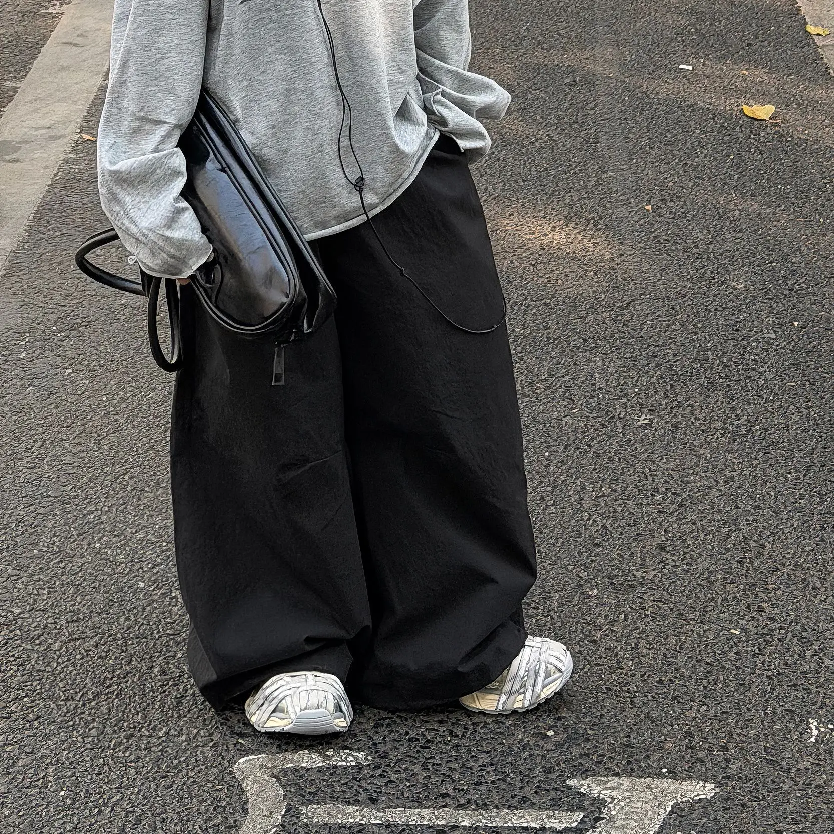 

Весенние новые однотонные модные простые широкие брюки для мальчиков 2026: Детская одежда, свободные повседневные брюки с дизайнерским акцентом, универсальные