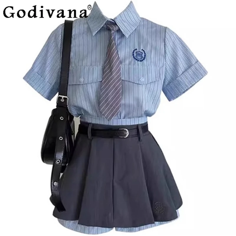 

Jk, новая летняя синяя корейская полосатая рубашка с короткими рукавами для девочек, трапециевидная плиссированная юбка трапециевидной формы с высокой талией для студентов, комплект из двух предметов
