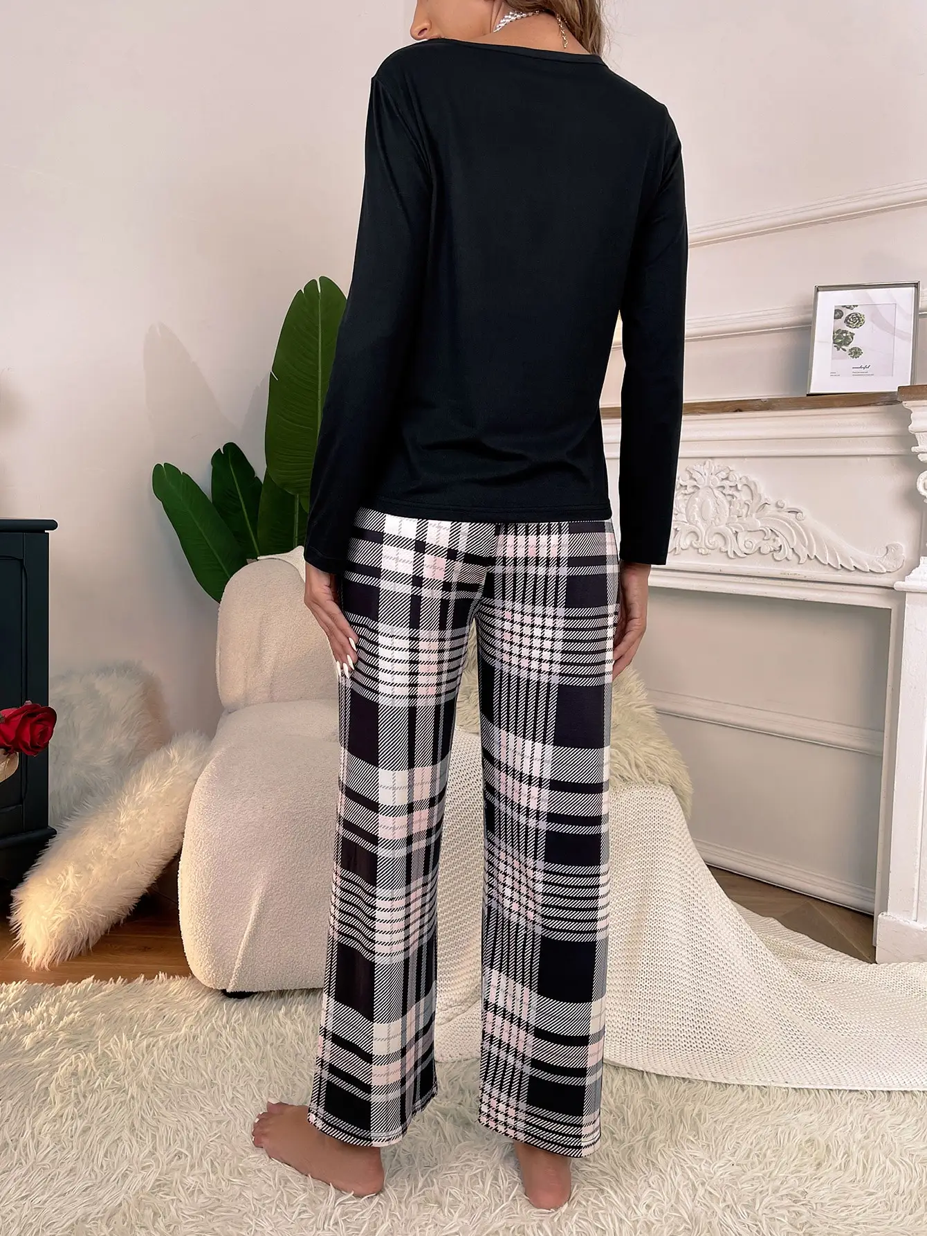 Plaid heart print black crew-neck long sleeve top and plaid trousers casual and comfortable women\'s pajama set