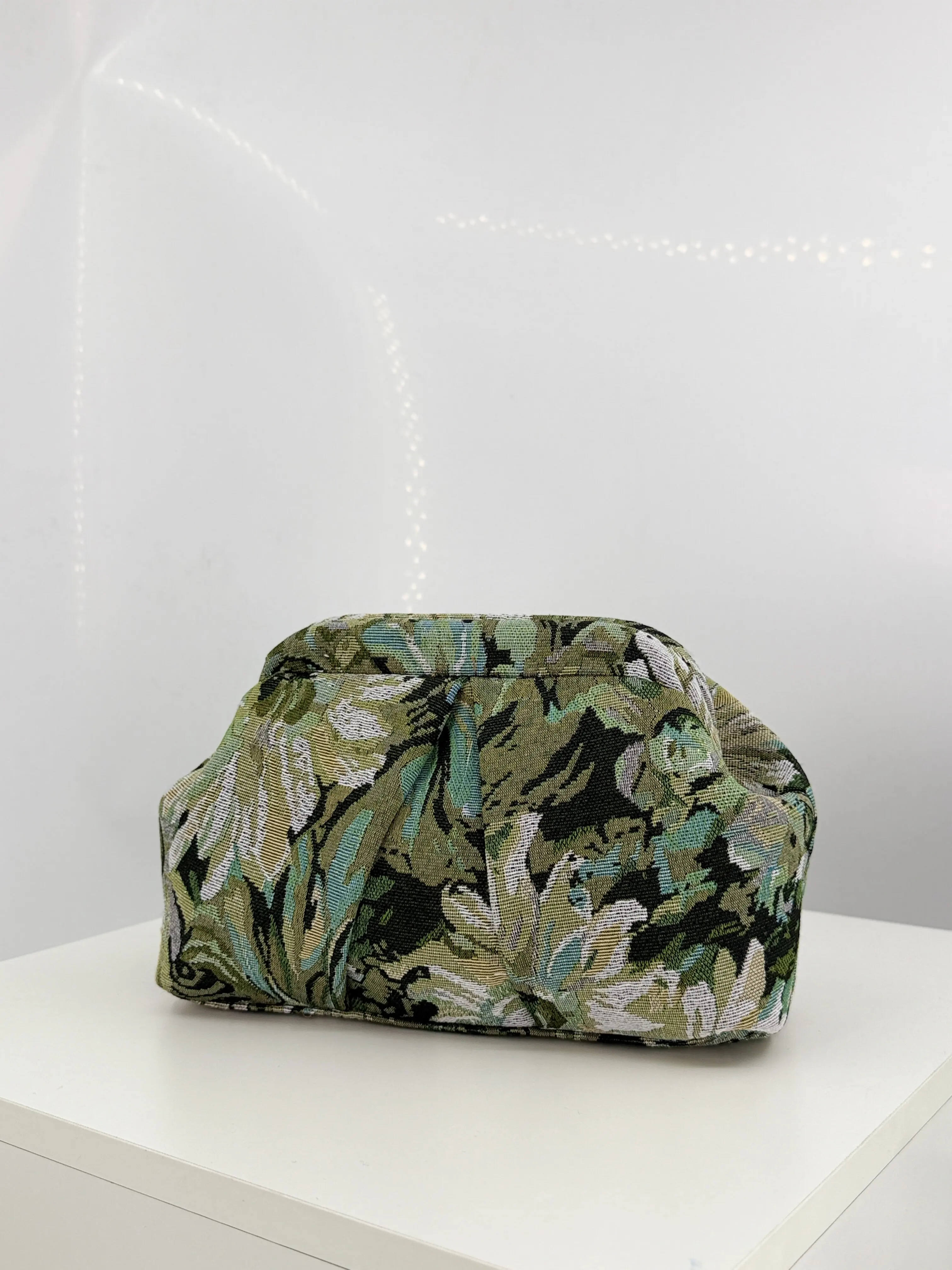 Green Vintage Floral Jacquard Clutch Bag for Women, Pleated Frame Evening Bag, Pastoral Style Oil Painting Floral Brocade Bag, Wedding Bride Portable Makeup Storage Bag (Pattern Random)